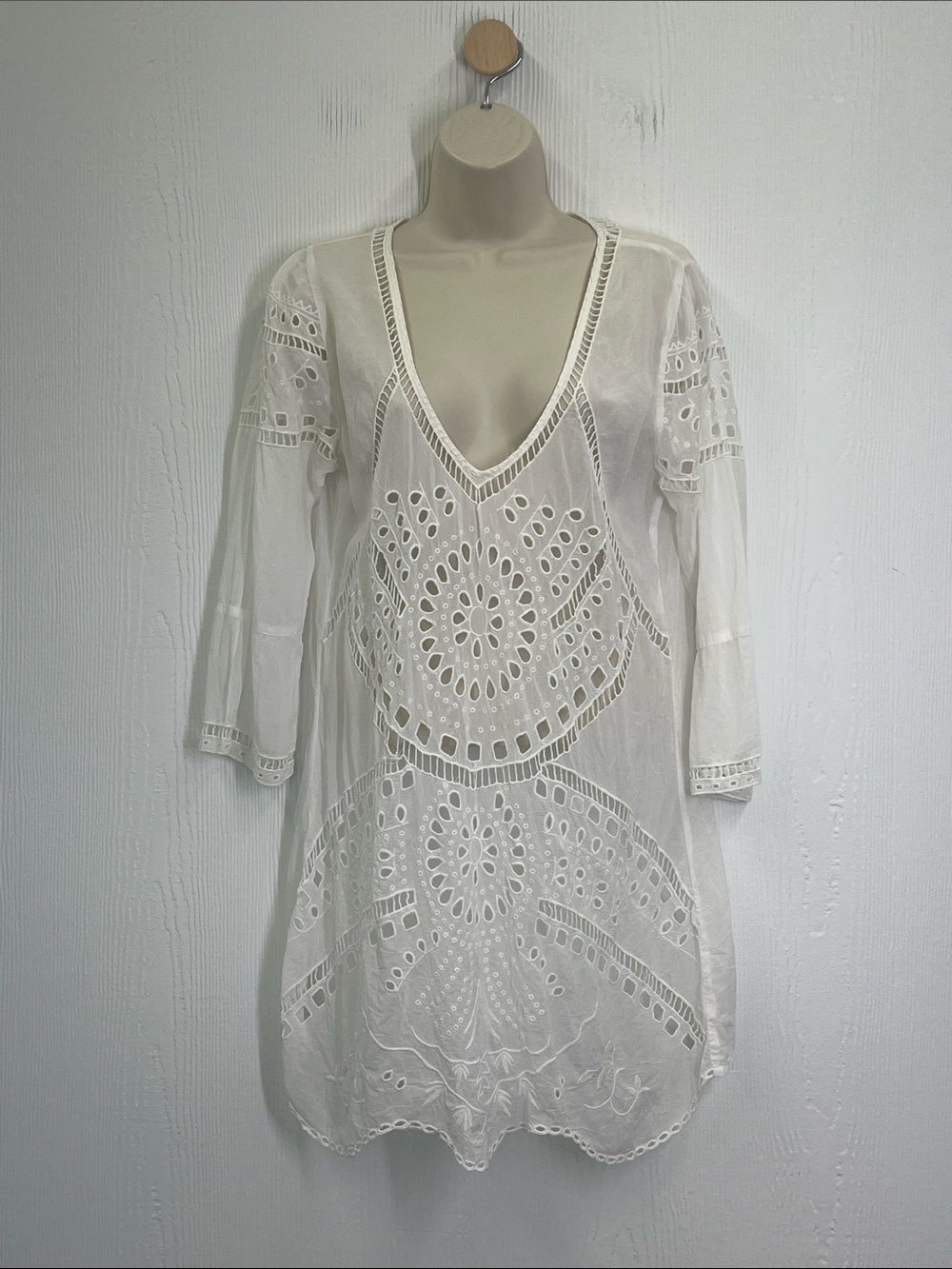 Johnny Was - White Eyelet V Neck Quarter Sleeve Boho Lightweight Blouse SZ Small